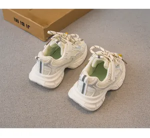 Vista trasera de zapatillas infantiles estilo dad de malla en tonos crema y azul