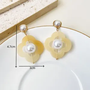 Vue détaillée des boucles d'oreilles fleurs de perles, dimensions 4.7 cm x 3 cm