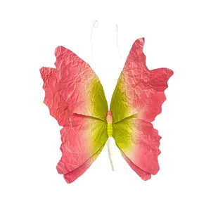 Papillon décoratif fait main en papier avec un dégradé rose et vert réaliste