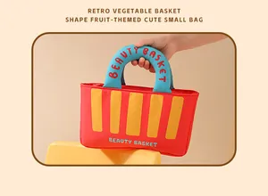 Vista detallada de la bolsa de tela Oxford roja con forma de cesta de verduras retro