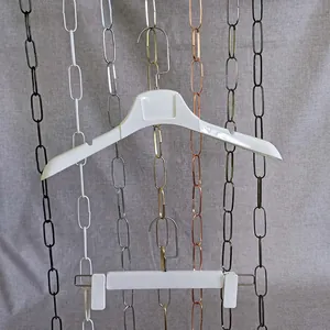 Catene metalliche multicolore con grucce bianche e clip per pantaloni per negozi di vestiti