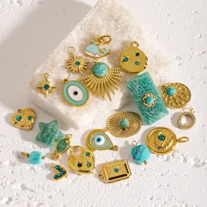 Détail de divers pendentifs en or et turquoise pour la création de bijoux DIY personnalisés