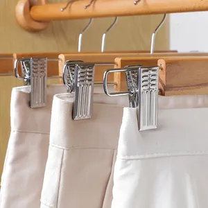 Hochwertige Kleiderbügel aus Massivholz mit verstellbaren Metallklammern für Hosen