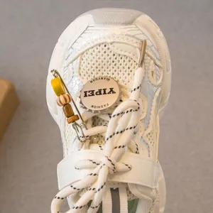 Zapatillas infantiles de malla transpirable con imperdible y cuentas de madera de tendencia
