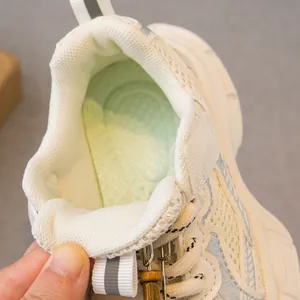 Vista detallada del forro de malla transpirable y la plantilla verde de estas zapatillas infantiles