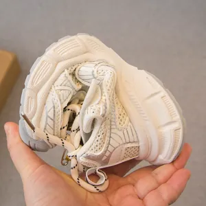 Zapatillas infantiles de malla transpirable muy flexibles en blanco con plateado