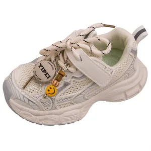 Zapatillas de malla transpirable para niños en blanco con charm de carita sonriente casual