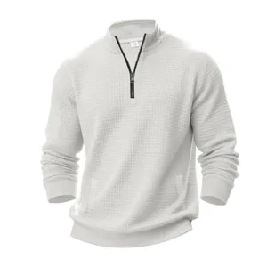 Nahaufnahme eines weißen Herren-Sweatshirts mit halbem Reißverschluss und Jacquard-Muster