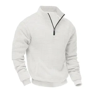 Detailansicht eines weißen Herren-Sweatshirts mit halbem Reißverschluss und Karomuster