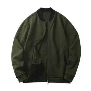 Vorderansicht einer armee-grünen Bomberjacke mit schwarzem Rippkragen und Reißverschluss.