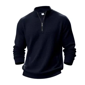 Detailaufnahme eines dunkelblauen Sweatshirts mit halbem Reißverschluss und Karomuster
