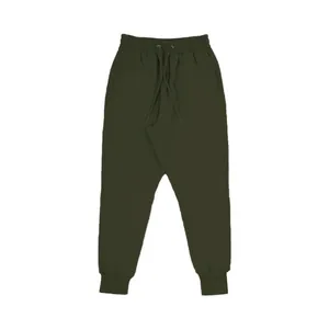 Detailaufnahme der dunkelgrünen Jogginghose für Herren mit Kordelzug und Rippbündchen.