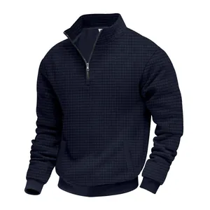 Detailansicht eines dunkelblauen Sweatshirts mit halbem Reißverschluss und Karomuster