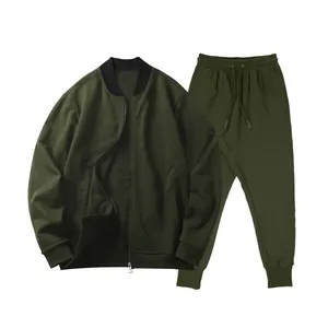 Detailansicht des dunkelgrünen Herren-Trainingsanzugs mit Reißverschlussjacke und Hose