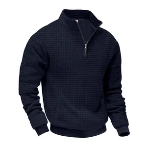 Detailansicht eines dunkelblauen Sweatshirts mit Waffelstruktur und Reißverschluss