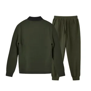 Rückansicht eines zweiteiligen Herren-Sportanzugs in Armeegrün aus Sweatshirt und Hose