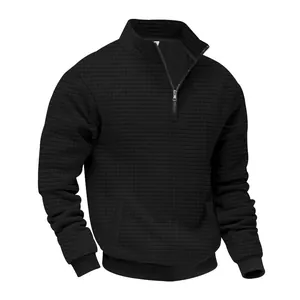 Detailaufnahme eines schwarzen Herren-Sweatshirts mit Waffelstruktur und halbem Reißverschluss