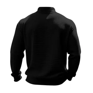 Rückansicht eines schwarzen Herrenpullovers mit feinem Waffelgitter-Strukturdetail