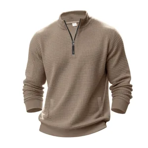 Nahaufnahme des khakifarbenen Waffelstrick-Sweatshirts mit halbem Reißverschluss.