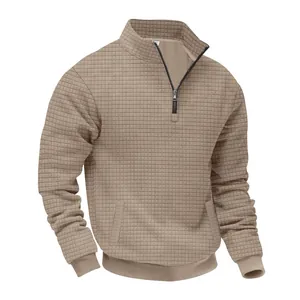 Detailansicht der khakifarbenen Herren-Sweatshirtjacke mit Stehkragen und Karomuster