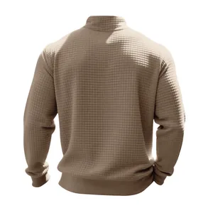 Rückansicht eines beigen Herren-Sweatshirts mit Waffelstrick und Viertelreißverschluss
