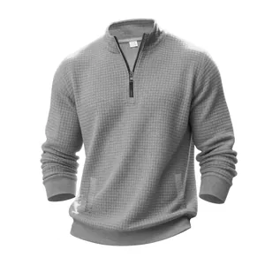 Detailansicht eines grauen Herren-Sweatshirts mit Waffelstruktur und halbem Reißverschluss.