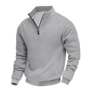 Detailaufnahme eines grauen Herren-Sweatshirts mit Reißverschluss und Gittermuster-Struktur.