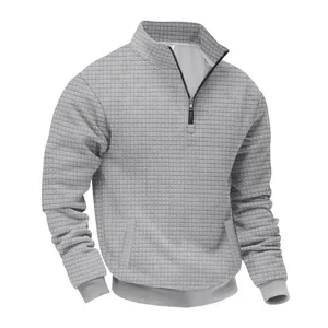 Detailansicht des grauen Waffelstrick-Herren-Sweatshirts mit halbem Reißverschluss und Stehkragen