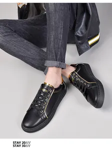Λεπτομέρεια από premium μαύρα ανδρικά δερμάτινα sneakers με κομψές χρυσές λεπτομέρειες
