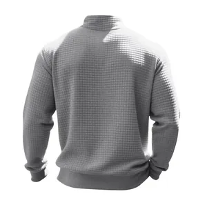 Rückansicht eines Herren-Sweatshirts mit Waffelmuster, Stehkragen und Rippbündchen