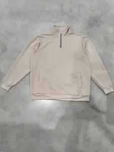 Detailansicht eines Herren-Sweatshirts mit halbem Reißverschluss und Karomuster