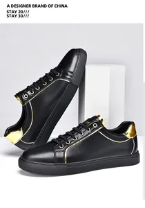 Ανδρικά μαύρα δερμάτινα sneakers με χρυσό μεταλλικό περίγραμμα και λευκό βάθρο