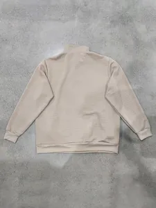 Detaillierte Rückansicht eines beigen Herren-Sweatshirts mit Waffelstruktur und Kragen