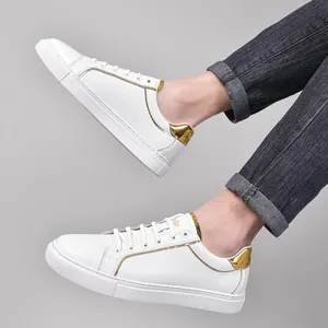 Μινιμαλιστικά λευκά δερμάτινα sneakers για άνδρες με χρυσή λεπτομέρεια και casual σχέδιο