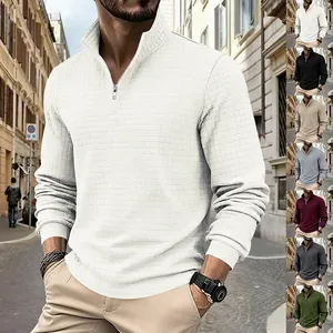 Felpa uomo con mezza zip e trama a nido d'ape in vari colori indossata