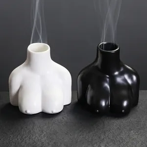 Moderner Weihrauchbrenner aus Keramik in Form eines Torsos in Schwarz und Weiß mit Rauch
