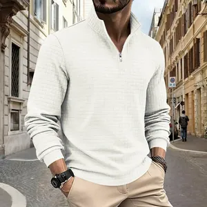 Dettaglio di felpa bianca da uomo in maglia a nido d'ape con colletto alto e mezza zip casual