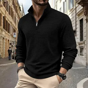 Felpa da uomo nera con trama a nido d'ape, collo alto e mezza zip decorativa.