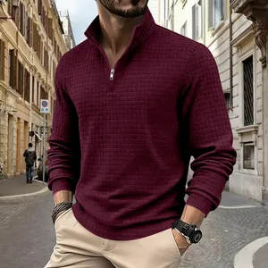 Primo piano di una felpa bordeaux da uomo con trama a nido d'ape e mezza zip casual