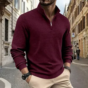 Vista dettagliata di una felpa bordeaux in maglia a nido d'ape con colletto a mezza zip