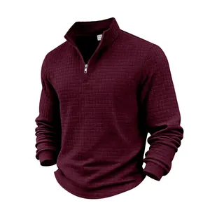 Dettaglio ravvicinato della trama in maglia a nido d'ape bordeaux su questa felpa da uomo con zip.