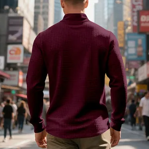 Vista posteriore di una felpa bordeaux in maglia a nido d'ape con zip.