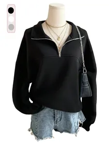 Detailansicht eines soliden schwarzen Oversize-Sweatshirts mit halbem Reißverschluss