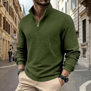 Vista dettagliata della felpa da uomo verde con texture a griglia e collo a lupetto