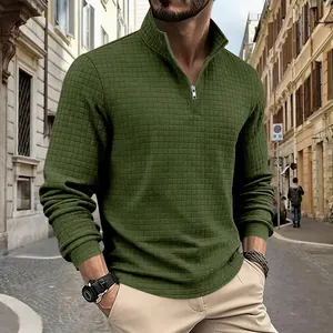 Vista dettagliata della felpa verde in maglia a nido d'ape con mezza zip per uomo