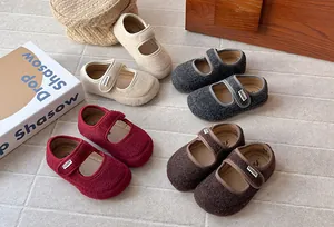 Vista dettagliata delle scarpe Mary Jane in feltro vintage per bambine in vari colori