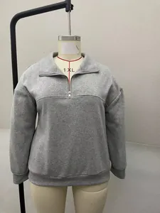 Detailansicht des halben Reißverschlusskragens und des grauen Stoffes dieses Sweatshirts