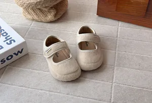 Dettaglio delle scarpine Mary Jane in feltro beige per neonati con suola morbida