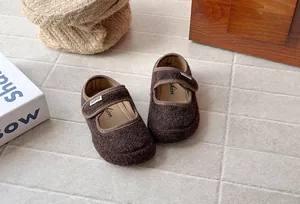 Dettaglio delle scarpe Mary Jane in feltro di lana marrone per bambini