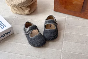 Scarpe Mary Jane retrò in feltro grigio scuro per bambine con suole molto morbide